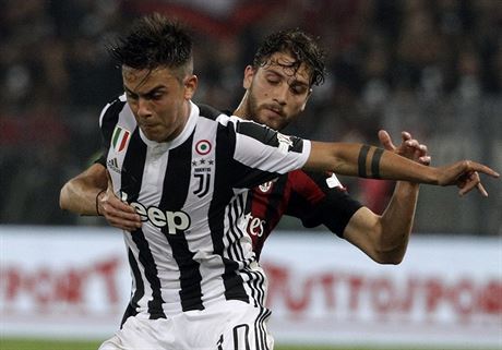 Paulo Dybala (v popedí) z Juventusu Turín v souboji s Manuelem Locatellim z AC...