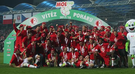 Fotbalisté Slavie pózují s pohárem a medailemi pro vítze domácího poháru.
