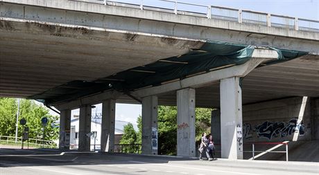 Z dálniní estakády v Prostjov zaaly odpadávat kusy betonu. Zatím je most,...
