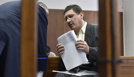 Pavel Nároný na snímku z roku 2018 poízeném u vrchního soudu v Olomouci, který se zabýval jeho odvoláním proti tináctiletému trestu za pípravu vrady tety.