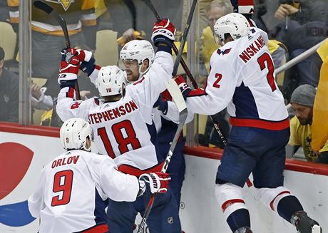 Washingtontí hokejisté slaví postup do finále Východní konference NHL.