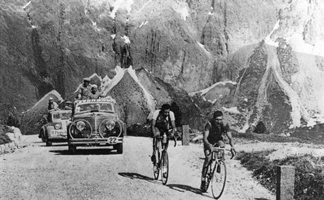 SPOLUJEZDCI. Gino Bartali (v popedí) a Fausto Coppi na trati Gira 1940 v...