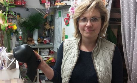Hana Klímová ukazuje zásobník na lepicí pásku, který hodila po lupii v...