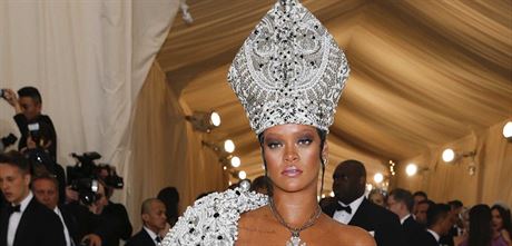 Rihanna na Met Gala (New York, 7. kvtna 2018)