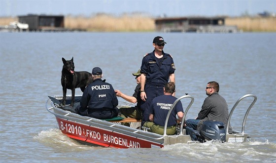 Rakouská policie hledá v Neziderském jezeře ostatky zavražděné ženy (20. dubna...
