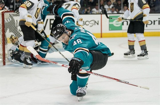 Tomá Hertl ze San Jose slaví svj gól proti Vegas.