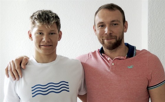 Roman Procházka je plavcem nastupující generace, zatímco Michal Rubáček zvažuje...