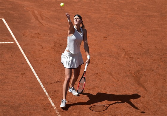 Petra Kvitová se soustedí na podání bhem praského turnaje  ve Stromovce.