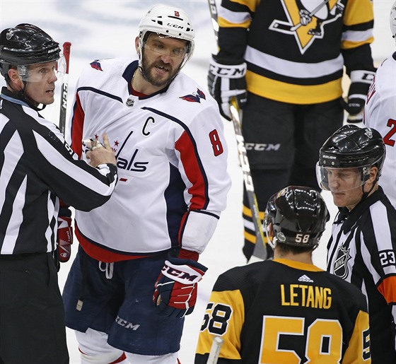 DOHADY. Alexandr Ovekin (vlevo) z Washingtonu a Kris Letang z Pittsburghu si...