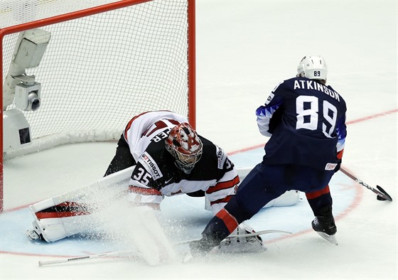 Americký útoník Cam Atkinson pekonává kanadského brankáe Darcyho Kuempera.