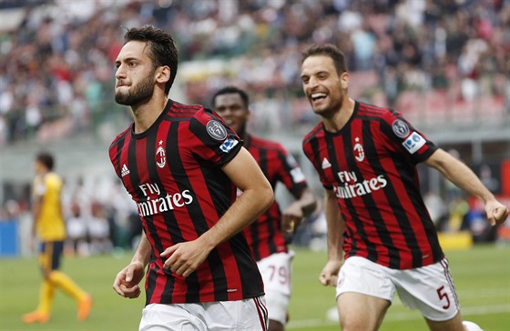 Fotbalisté AC Milán slaví gól proti Hellasu Verona.