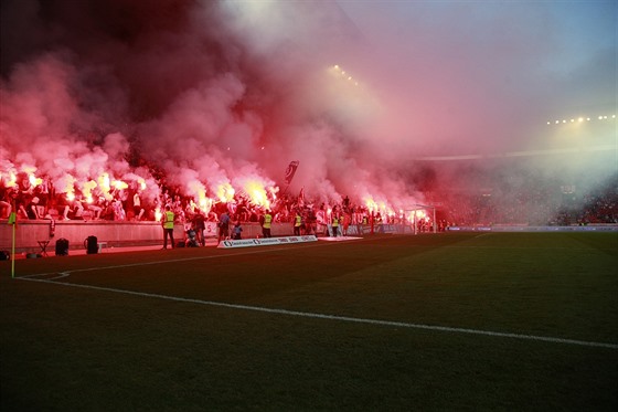 ERVENÉ PEKLO. Fanouci fotbalové Slavie se postarali o atmosféru v utkání s...