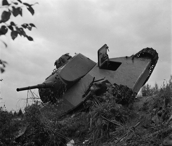 Sovětský tank T-50 vyřazený z provozu během pokračovací války. Lehkých tanků...