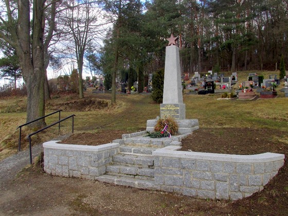 Zrekonstruovaný památník Rudé armády na poříčském hřbitově. Je zcela zřejmé, že...