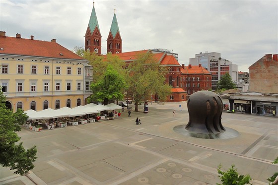 Mariborské náměstí Svobody zaujme Památníkem vítězství ve tvaru sevřené pěsti....