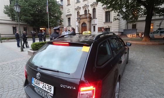 Zástupci sdružení českých taxikářů zamířili na Úřad vlády, kde jednají s...