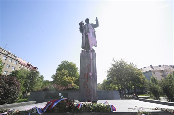 Pomník mar�ála Kon�va se stal znovu ter�em vandal�. Stejn� jako p�ed n�kolika...