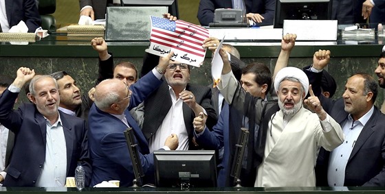 Írántí poslanci v reakci na úterní rozhodnutí amerického prezidenta Donalda...