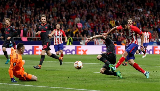 Útoník Diego Costa z Atlétika Madrid po chyb obrany Arsenalu stílí úvodní...