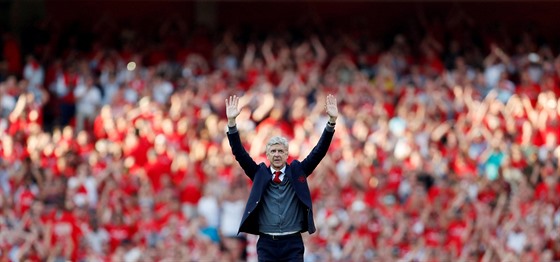 BUDETE MI CHYBĚT. Trenér Arséne Wenger se rozloučil s fanoušky Arsenalu.