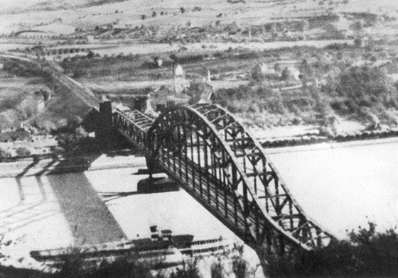 elezniní most na Rýnu na snímku z 30. let 20. století.