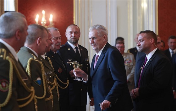 Prezident Zeman na Pražském hradě jmenoval nové generály (8. května 2018).
