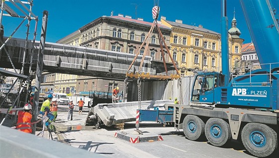 Staré pemostní Negrelliho viaduktu v Kiíkov ulici zkomplikovalo na pár dní...