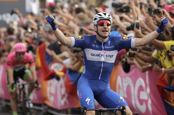 Elia Viviani ze stáje Quick-Step zvítzil ve druhé etap závodu Giro d'Italia.