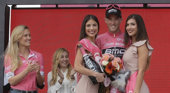 Australan Rohan Dennis obdrel po druhé etap rový dres.