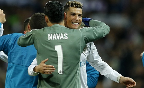 Cristiano Ronaldu a Keylor Navas se radují z postupu do finále Ligy mistr.