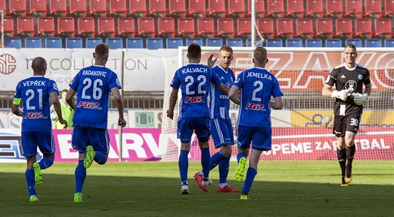 OLOMOUCKÁ RADOST Jakub Pl�ek se spoluhrá�i s Václavem Jemelkou a Luká�em...