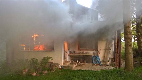 Čtyři jednotky hasičů v Hluboké hasily požár rekreačního objektu.