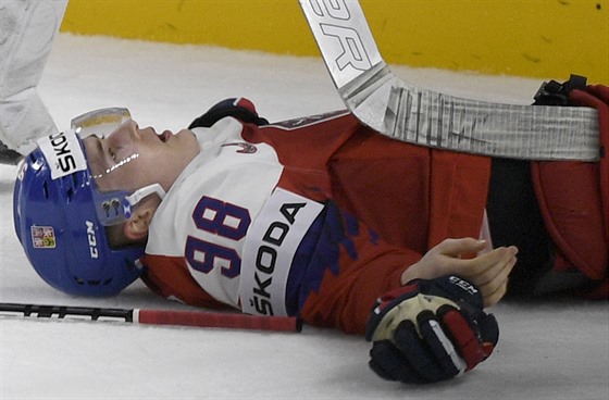 eský hokejista Martin Neas na led po nebezpeném nárazu do mantinelu.