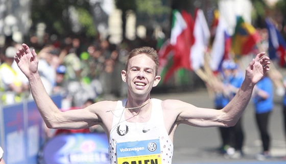 Galen Rupp slaví vítzství v Praském maratonu.