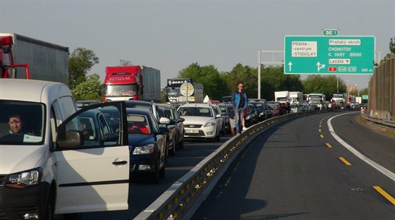 Na dlnici D5 se srazil autobus s nklakem a kamionem. (4. kvtna 2018)