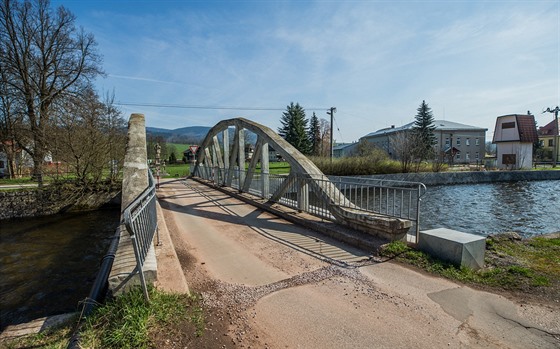 Na obecní most v Mladých Bukách lze jen s povolenkou (18.4.2018).