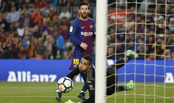 Lionel Messi z Barcelony sleduje, zda mí doputuje do branky Villarrealu.