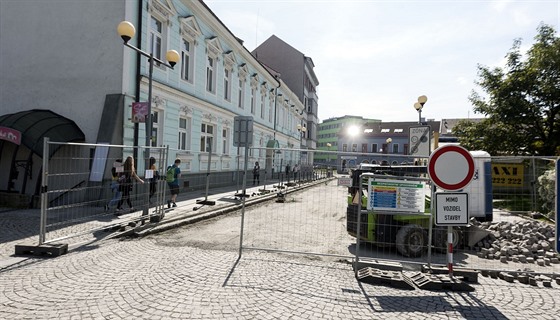 V centru Přerova přibylo další dopravní omezení, dělníci opět předlážďují...
