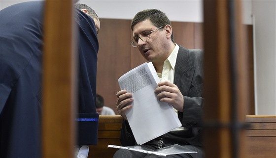 Pavel Nárožný na snímku z roku 2018 pořízeném u vrchního soudu v Olomouci, který se zabýval jeho odvoláním proti třináctiletému trestu za přípravu vraždy tety.