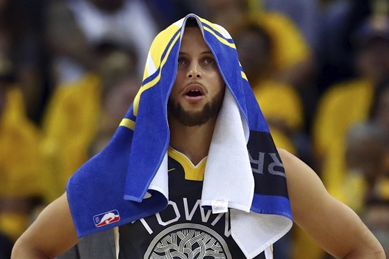 Stephen Curry z Golden State sleduje výsledek zápas u s New Orleans.