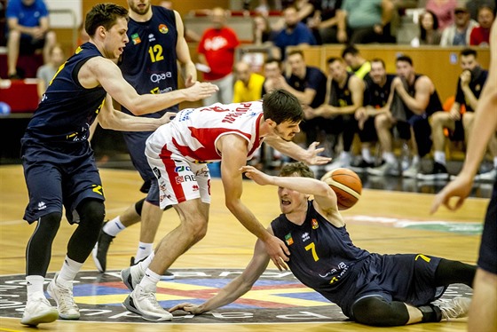 Pardubický rozehráva Viktor Plpán (uprosted) v souboji s Radovanem Kouilem...