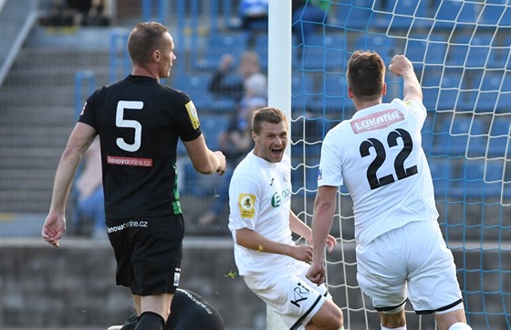 Ústetí fotbalisté oslavují gól proti Píbrami.