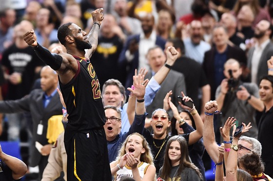 LeBron James se raduje, rozhodl o vítzství Clevelandu nad Torontem.