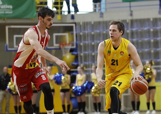 Opavský basketbalista Radovan Kouil (vpravo) útoí kolem Viktora Plpána z...
