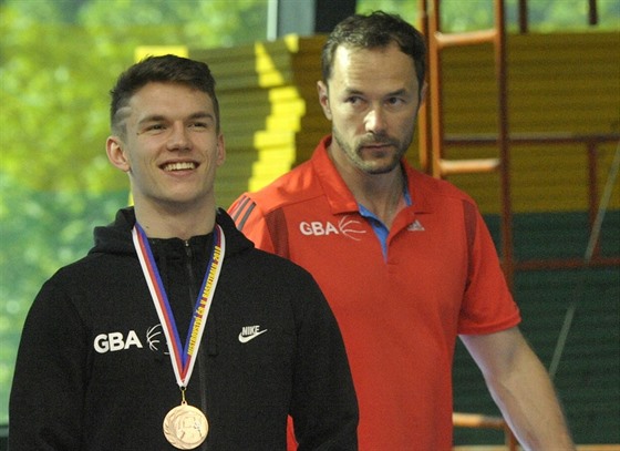 Marek Welsch (vlevo) z GBA s eským juniorským bronzem na krku a jeho otec Petr...