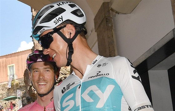 Chris Froome (vpravo) a Rohan Dennis na startu tvrté etapy Gira