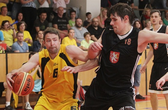 Jihlavský basketbalista Jakub Dokulil (vlevo) obchází Petera Majeríka z Hradce...