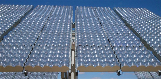Solární panely se systémem koncentrované fotovoltaiky.