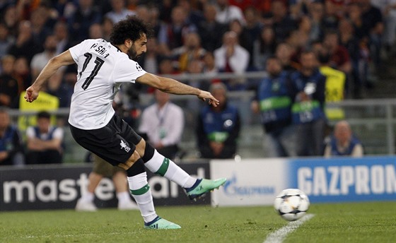 Mohamed Salah v dresu Liverpoolu stílí bhem semifinálové odvety proti AS ím.