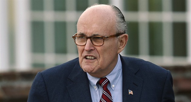 Giuliani chtěl orální sex, i když si volal s Trumpem, tvrdí jeho podřízená